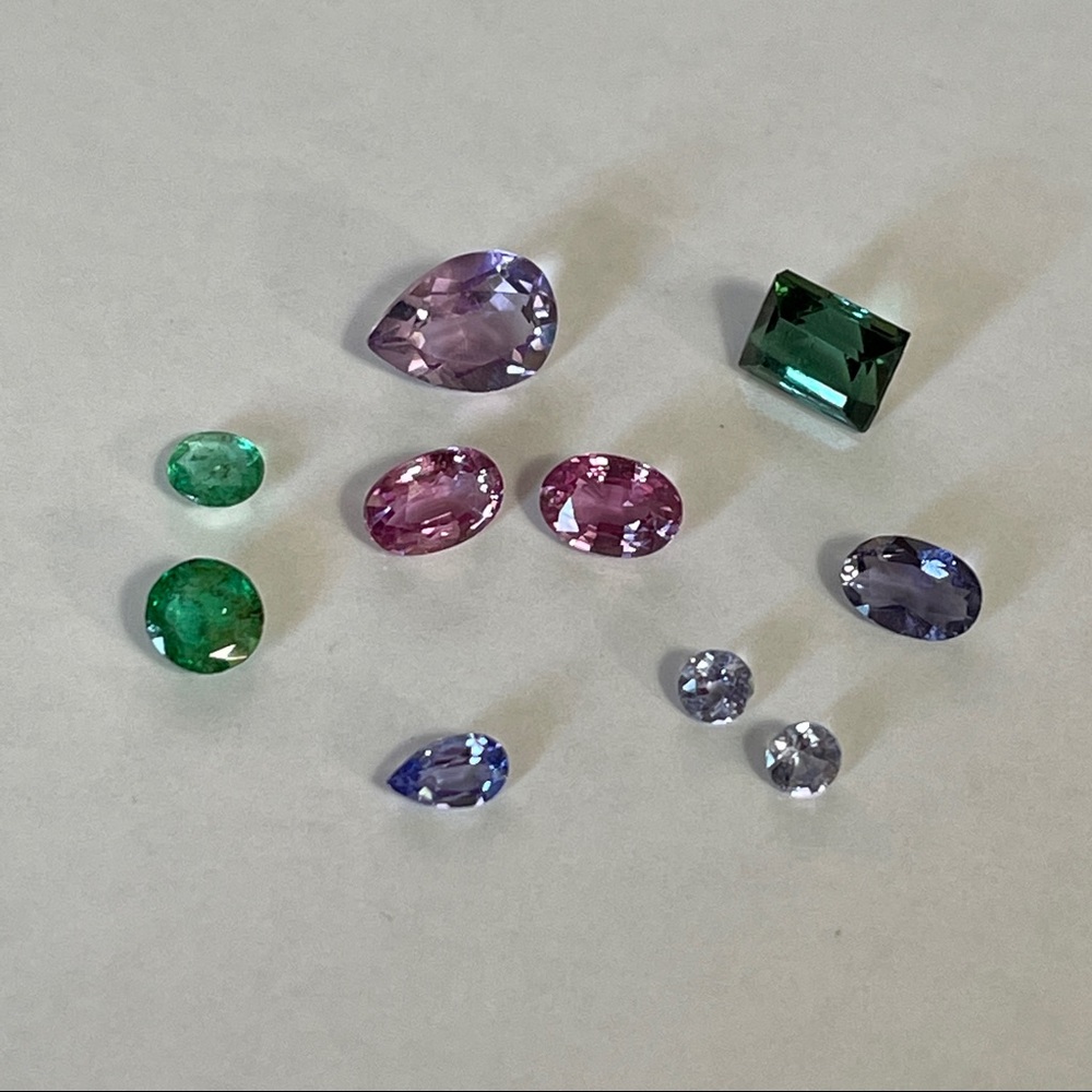 LOT of 10 assorted genuine gemstones.